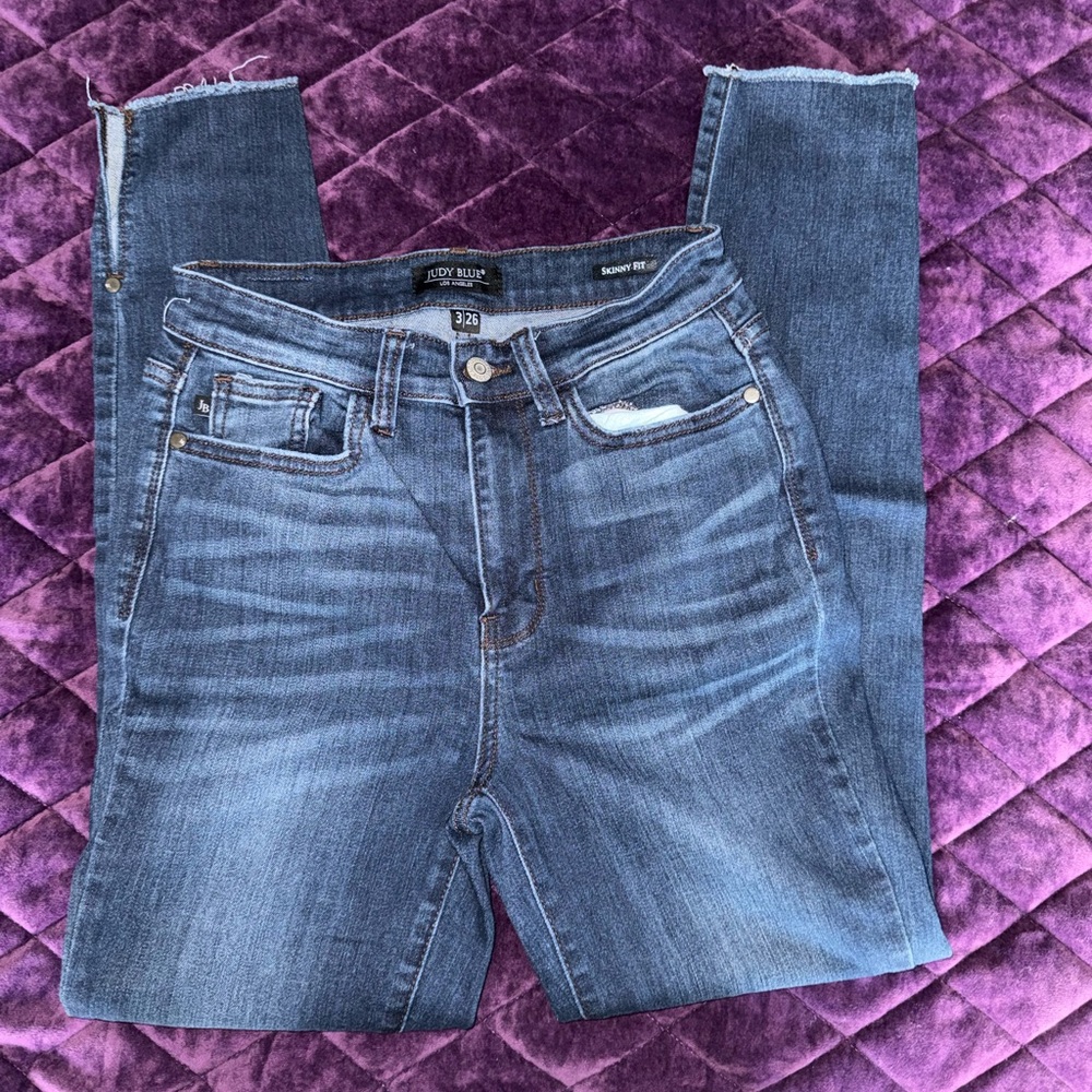 Judy Blue Skinny Jeans in Medium Wash Blue with Frayed Hem